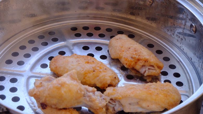 怎样把鸡翅吃干抹净(煎烤蒸三法),大约蒸了15分钟 开盖