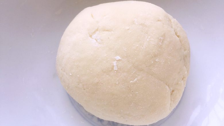 水单饼(烫面法、附卷饼方法),用手和成光滑的面团后盖上保鲜膜醒发10min