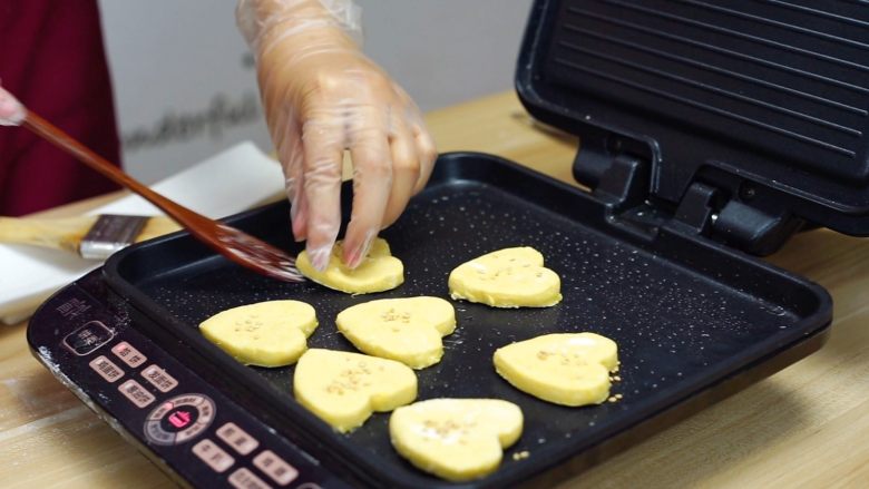 七夕健康美味下午茶——玫瑰南瓜饼,预热后,把南瓜饼逐个放入电饼铛