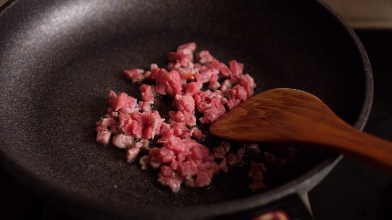 番茄牛肉拌面,热锅倒油,放入切碎的牛肉丁翻炒(油可以适当多加一些,因为等会要加入的胡萝卜和洋葱都很吸油)