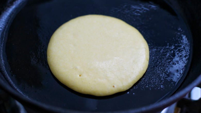 牛奶鸡蛋玉米松饼,舀一勺面糊垂直倒入锅中,待表面出现小气孔时翻面