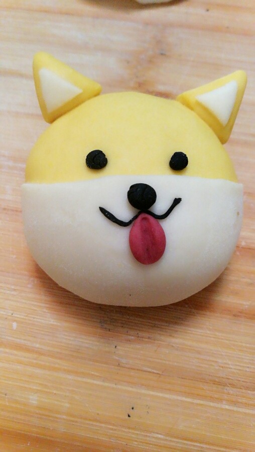 柴犬豆沙包,沾到嘴巴中间,用牙签轻压红色面团中间。