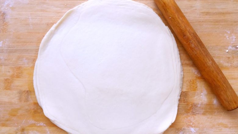 水单饼(烫面法、附卷饼方法),使用擀面杖擀成厚薄一致的圆形薄片(不要太薄,太薄蒸好以后会不容易揭开的)