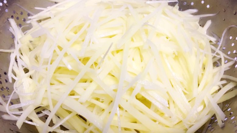 #家常菜大比拼#香辣土豆丝炒肉,用清水淘两次，捞出土豆丝沥水备用。