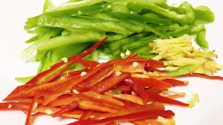 #家常菜大比拼#香辣土豆丝炒肉,辣椒切成丝，<a style='color:red;display:inline-block;' href='/shicai/ 2802'>老姜</a>少许切丝。