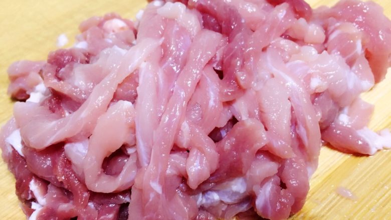 #家常菜大比拼#香辣土豆丝炒肉,肉洗净后切成肉丝。
