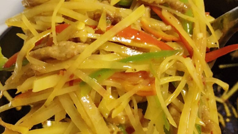 #家常菜大比拼#香辣土豆丝炒肉,调入适量盐味和鸡精出锅。我比较爱加几滴醋，喜欢酸辣味的可以适量多加一点。