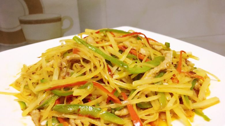 #家常菜大比拼#香辣土豆丝炒肉,出锅啦！