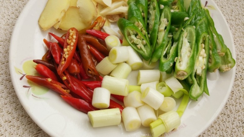 干锅花菜,<a style='color:red;display:inline-block;' href='/shicai/ 703'>泡椒</a>和二荆条青椒斜切成丝，<a style='color:red;display:inline-block;' href='/shicai/ 2802'>老姜</a><a style='color:red;display:inline-block;' href='/shicai/ 2794'>大蒜</a>切片，<a style='color:red;display:inline-block;' href='/shicai/ 138'>大葱</a>切段