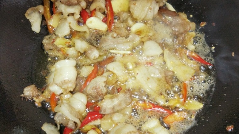干锅花菜,五花肉的油爆得差不多的时候，加<a style='color:red;display:inline-block;' href='/shicai/ 164'>豆瓣</a>，<a style='color:red;display:inline-block;' href='/shicai/ 134550'>干花椒</a>，老姜，泡椒煸炒