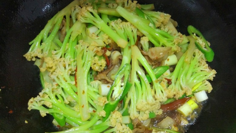 干锅花菜,加入青椒煸炒