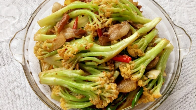 干锅花菜,几分钟就可以炒熟了,加<a style='color:red;display:inline-block;' href='/shicai/ 717'>味精</a>炒匀后起锅。