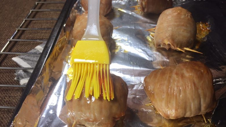 里脊包饭,中途记得取出来刷一层酱汁(叉烧酱和泰式甜辣酱以及油混合。