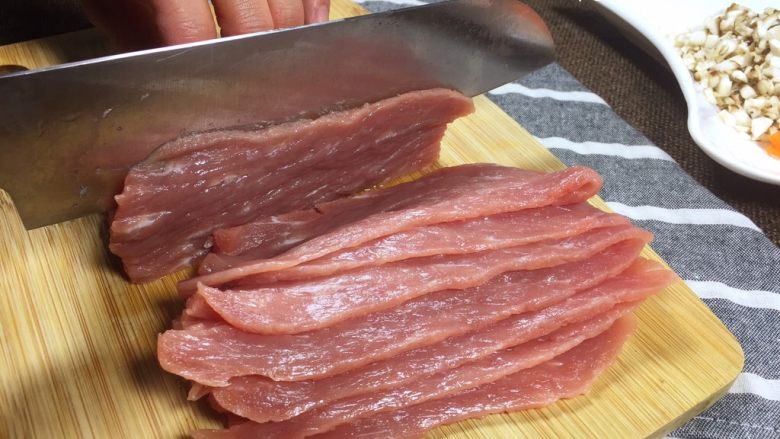里脊包饭,<a style='color:red;display:inline-block;' href='/shicai/ 4430'>里脊肉</a>放冰箱冷冻一小时取出,切成薄片(越薄越好)