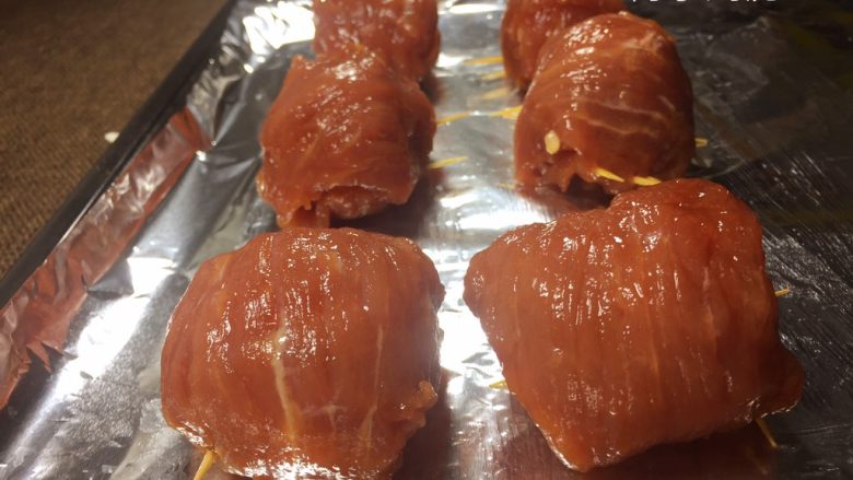 里脊包饭,烤箱预热10分钟,把里脊包饭放入烤盘,200度烤20分钟即可。