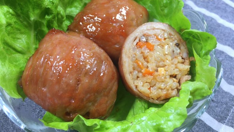 里脊包饭,这是内部组织,看起来好好吃。赫赫说:“妈妈不是我吹牛,这么好吃的剩米饭我能吃20个!”我笑了,明明我们两个才吃了10个好不好!你不过这么好吃的剩米饭我觉得这种做法是最好吃的,喜欢的不妨试试!