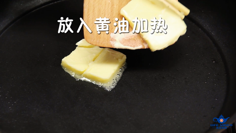 法式风情吐司唤醒你的早餐,开小火热锅,放入<a style='color:red;display:inline-block;' href='/shicai/ 887'>黄油</a>加热,融化成液体后,开中火