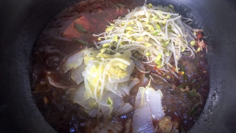 水煮鱼片,放入煮熟的蔬菜,先放豆芽、白菜