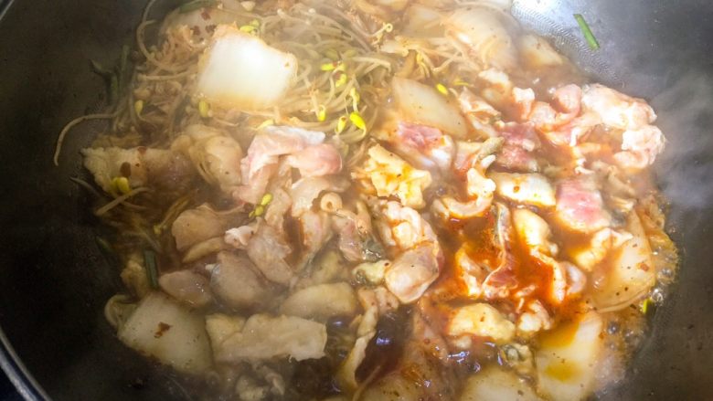水煮鱼片,用筷子把鱼片一片一片放入锅里,煮3分钟左右就可以出锅啦。
不要一下子把鱼片倒进锅中,不然就变成了一大坨鱼片🙊
