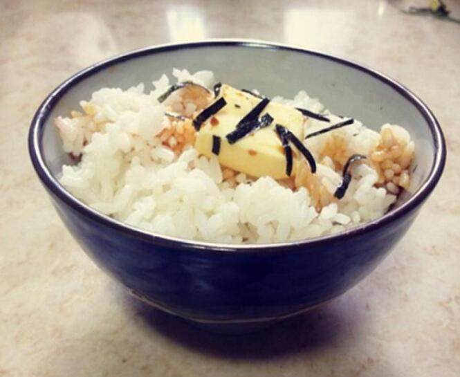 谁说懒人只能吃泡面?这碗黄油拌饭拯救你!