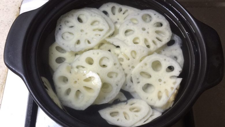 荷塘小炒,锅里水烧开,放入莲藕焯一下捞起。