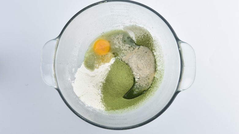 【食】抹茶蜜豆麻薯软欧│展艺烘焙,将抹茶面团中除黄油和盐其他的全部混合一起加入厨师机中搅拌均匀,(面不沾缸即可)
