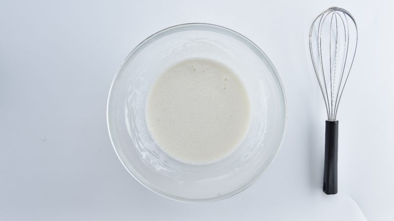 【食】抹茶蜜豆麻薯软欧│展艺烘焙,发酵的同时做麻薯,将粉类和牛奶混合拌匀成流动的糊状
