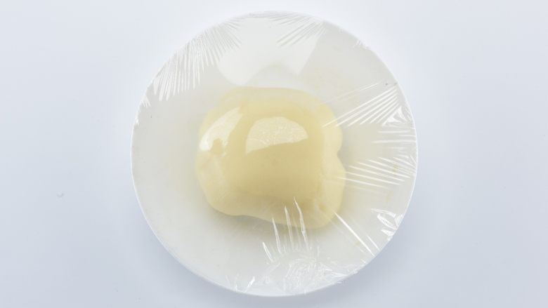 【食】抹茶蜜豆麻薯软欧│展艺烘焙,取出容器待温凉加入黄油全部揉匀吸收,加盖保鲜膜冷藏备用