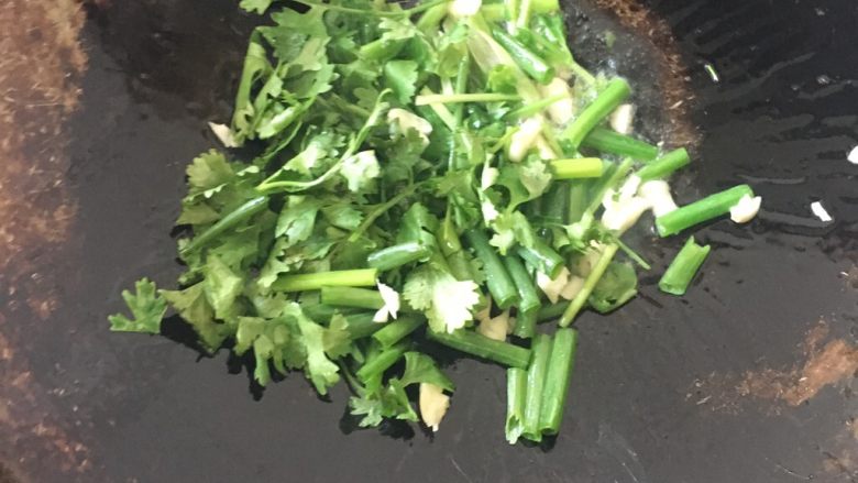 鲜美好吃的清蒸太阳鱼,热锅里放油,把葱和香菜爆炒一下。