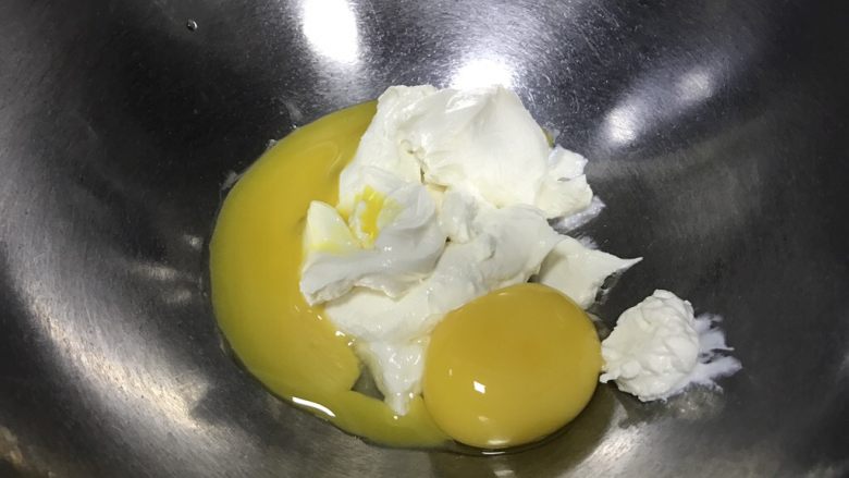 轻乳酪蛋糕,加入蛋黄,搅打均匀。我是自己做的奶油奶酪,很容易打顺滑,所以直接加蛋黄。
