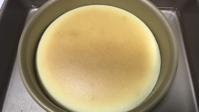 轻乳酪蛋糕,完成后不要立马取出蛋糕,待烤箱内冷却后,再取出蛋糕。