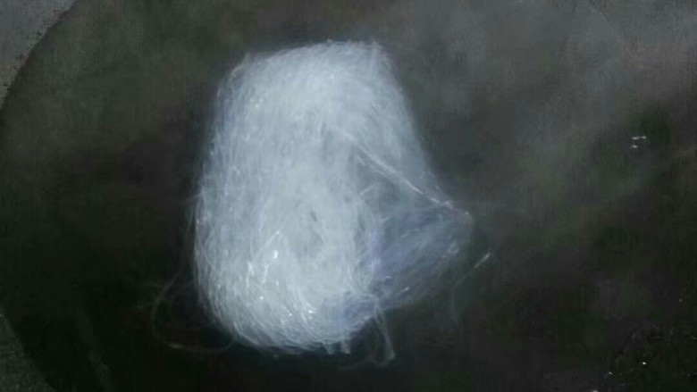 #家常菜大比拼#剁椒粉丝蒸丝瓜,锅里水烧开把粉丝下锅里煮烫到变色捞出（不要把粉丝煮的软塌塌的）