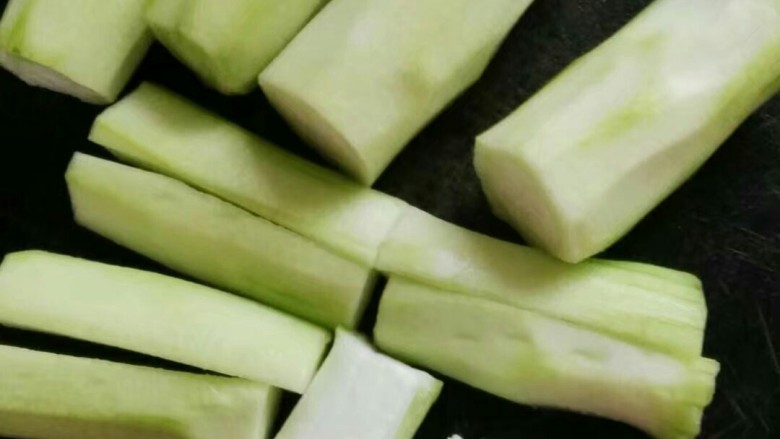 #家常菜大比拼#剁椒粉丝蒸丝瓜,<a style='color:red;display:inline-block;' href='/shicai/ 57'>丝瓜</a>一分为二切条。