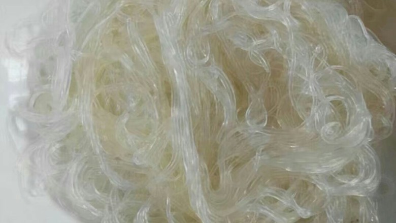 #家常菜大比拼#剁椒粉丝蒸丝瓜,粉丝捞出放盘中，给少许的盐和<a style='color:red;display:inline-block;' href='/shicai/ 788'>生抽</a>拌匀入个底味。