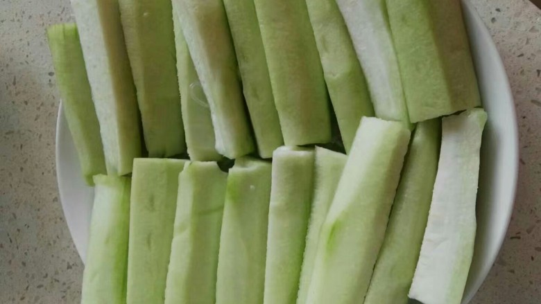 #家常菜大比拼#剁椒粉丝蒸丝瓜,把丝瓜摆在粉丝上。