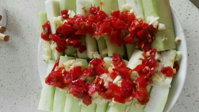 #家常菜大比拼#剁椒粉丝蒸丝瓜,放上2大勺<a style='color:red;display:inline-block;' href='/shicai/ 803'>剁椒</a>。