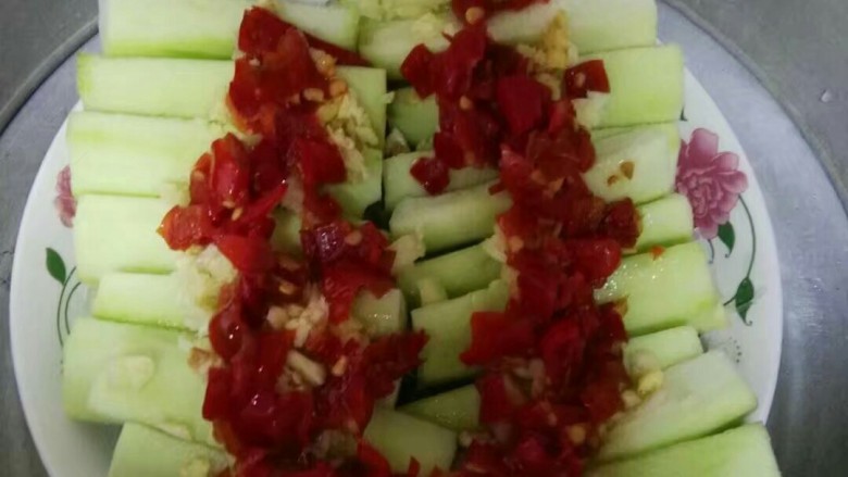 #家常菜大比拼#剁椒粉丝蒸丝瓜,入锅大火蒸。