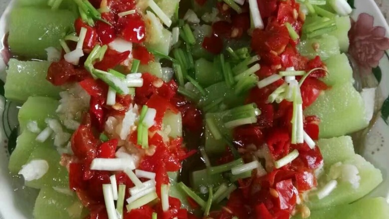 #家常菜大比拼#剁椒粉丝蒸丝瓜,出锅撒上葱花，把油烧热往上一淋即可。