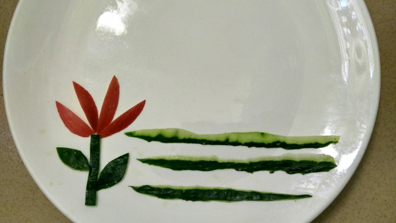 #不一样的泡芙#天鹅泡芙,用<a style='color:red;display:inline-block;' href='/shicai/ 591'>苹果</a>和黄瓜装饰盘子。