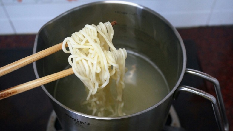 玉米骨汤面,面条煮熟后捞起,放入大碗。