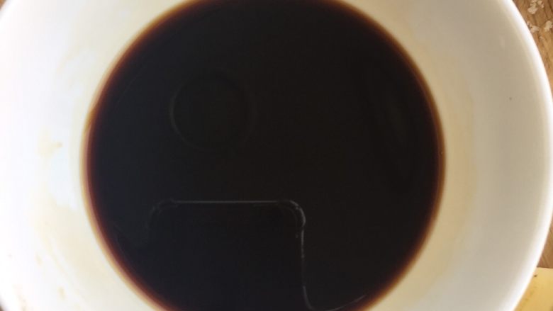 烤茄子,加入这个酱汁,继续炒,有泡泡后关火,倒回碗内