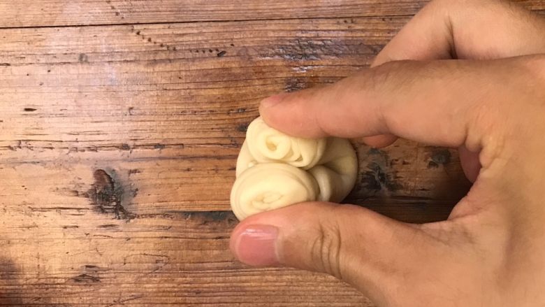 超详细的经典蛋黄酥,⏸将其两端紧贴,然后按压成扁