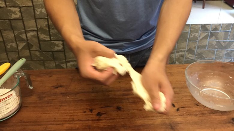 超详细的经典蛋黄酥,⏸也可如上图用双手撕扯,以加速面团的混合均匀,加速“膜”的形成