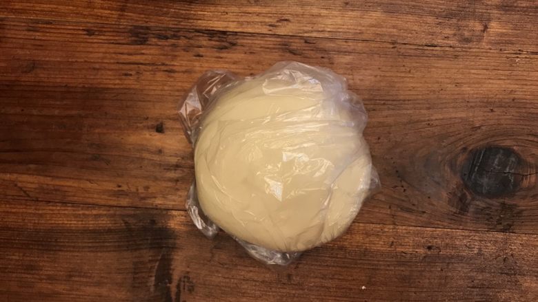 超详细的经典蛋黄酥,⏸将面团整理成团,然后放入保鲜袋中,进行静置松弛