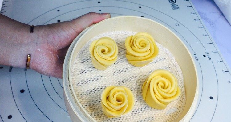 七夕南瓜玫瑰馒头,玫瑰花就做好啦,冷水下锅蒸10分钟,焖3分钟就可以啦!