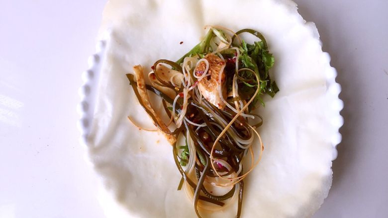 水单饼(烫面法、附卷饼方法),卷菜的时候,就是把饼摊开,在中间放上菜