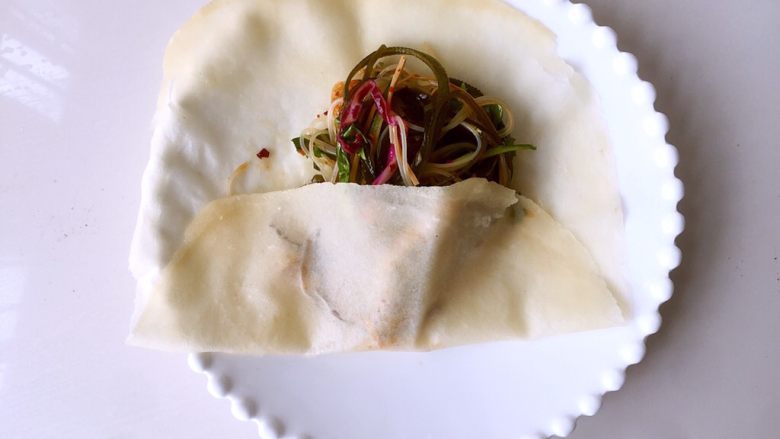 水单饼(烫面法、附卷饼方法),然后底部向上折(这样可以防止漏菜)