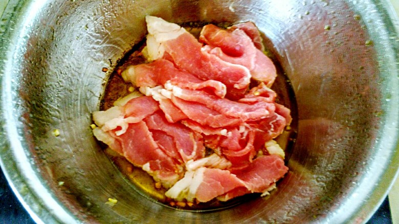 苦瓜炒肉片,锅加油,放入蒜片爆香,放入猪肉