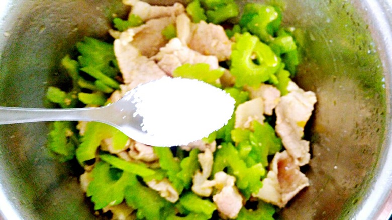 苦瓜炒肉片,加入一小勺<a style='color:red;display:inline-block;' href='/shicai/ 3729'>白糖</a>,翻炒均匀