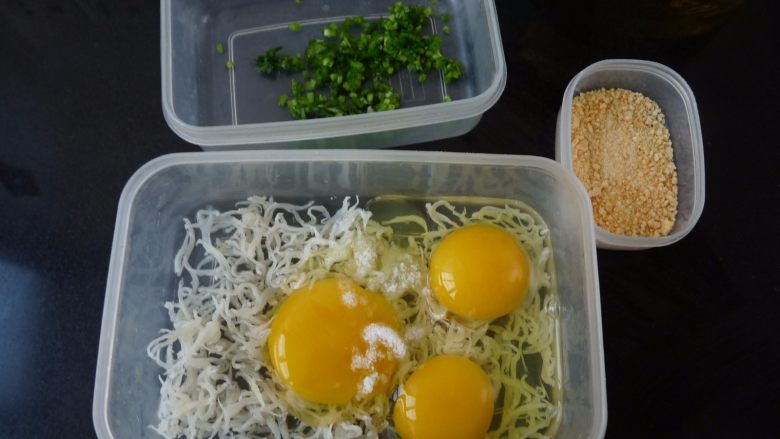 白饭鱼奶酪煎蛋,材料,白饭鱼干提前泡10分钟左右